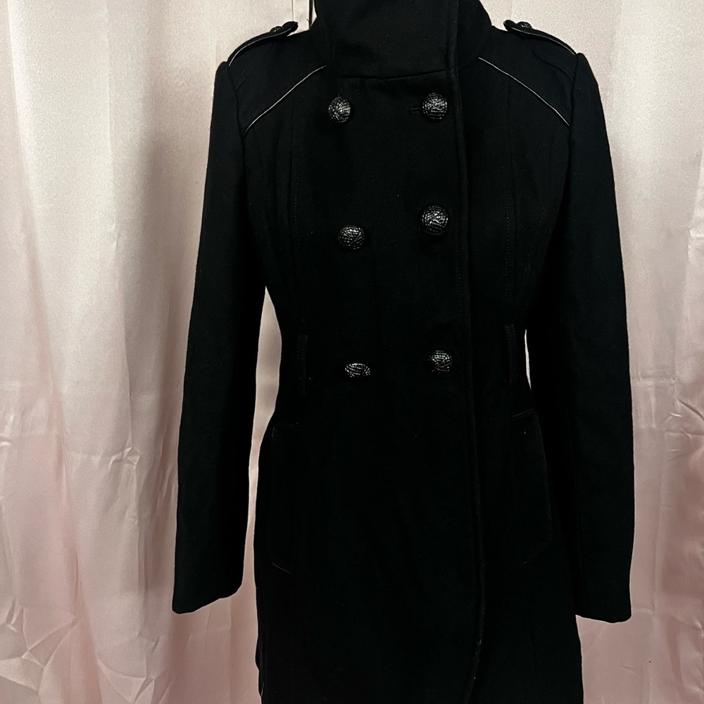 Really nice woman’s guess. Coat Size M very good condition missing belt.
